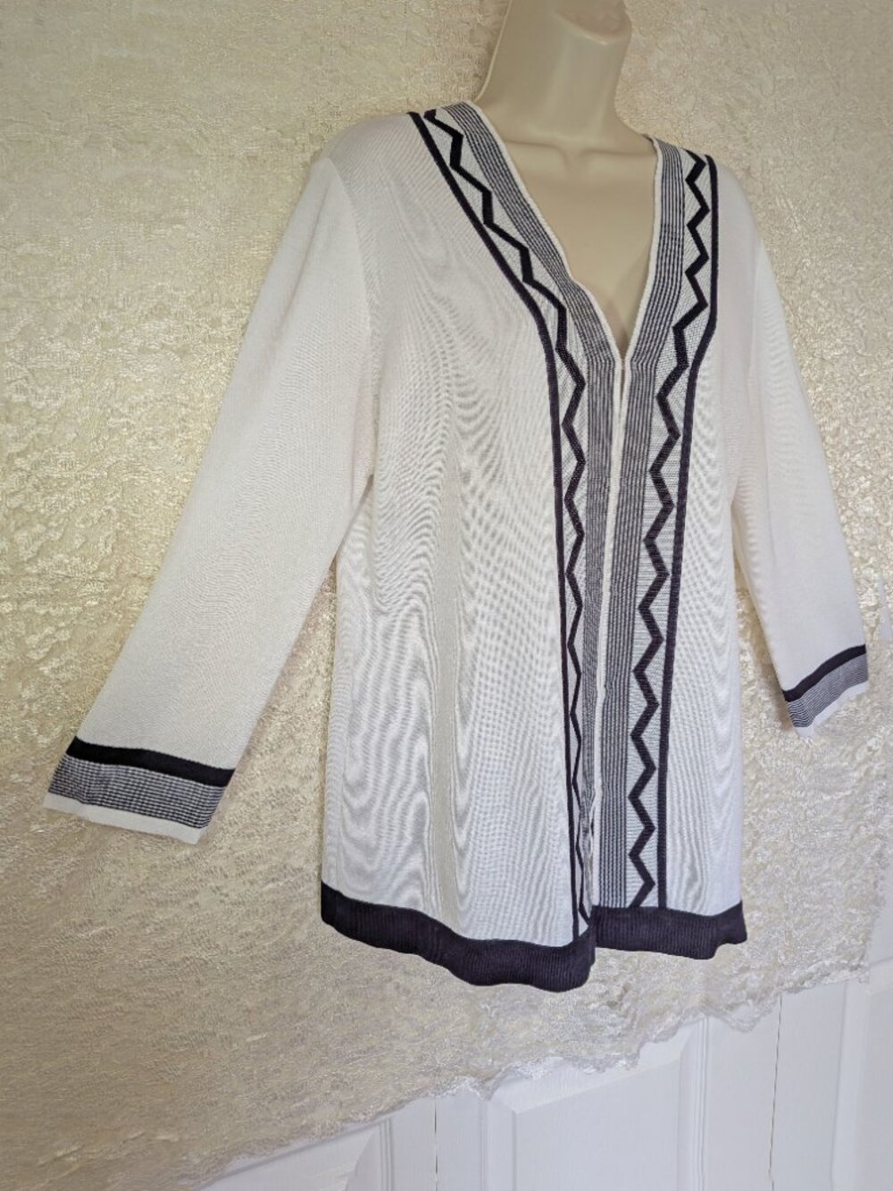 40" bust MISOOK knit blazer, White, Black striped trim, V neck, Hidden hooks - Picture 10 of 16